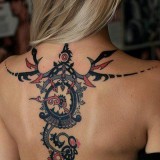 Tatuagens femininas nas costas