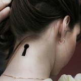 Tatuagens femininas no pescoço